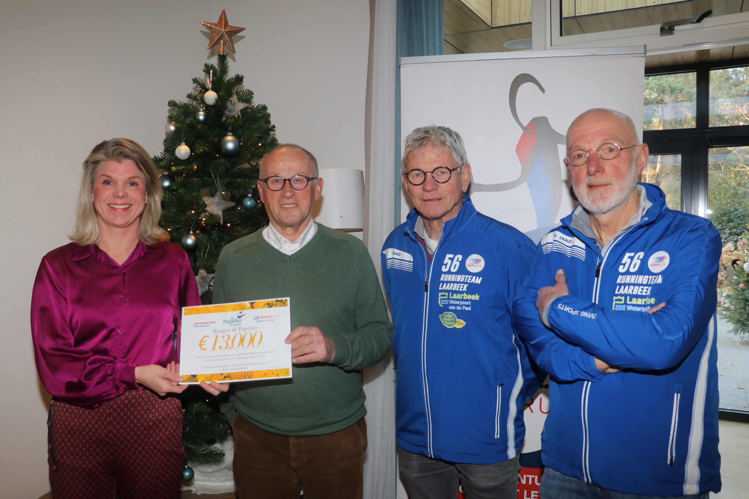 Donatie van het Runningteam Laarbeek aan Hospice De Populier te Bakel.